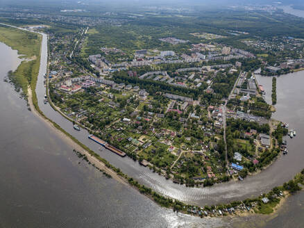 Luftaufnahme des Flusses Newa in der Stadt an einem sonnigen Tag, Shlisselburg, Russland - KNTF02982