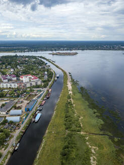 Luftaufnahme des Flusses Newa in der Stadt gegen bewölkten Himmel, Shlisselburg, Russland - KNTF02983