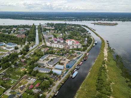 Luftaufnahme des Flusses Newa in der Stadt gegen bewölkten Himmel, Shlisselburg, Russland - KNTF02984