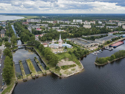 Luftaufnahme der Mariä-Verkündigungs-Kathedrale am Fluss Newa gegen den bewölkten Himmel in Shlisselburg, Russland - KNTF02985