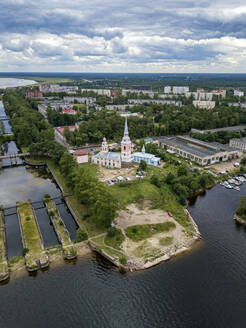 Luftaufnahme der Mariä-Verkündigungs-Kathedrale am Fluss Newa gegen den bewölkten Himmel in Shlisselburg, Russland - KNTF02986