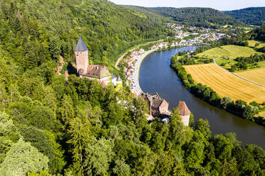 Luftaufnahme von Schloss Zwingenberg auf einem Berg am Neckar, Hessen, Deutschland - AMF07247
