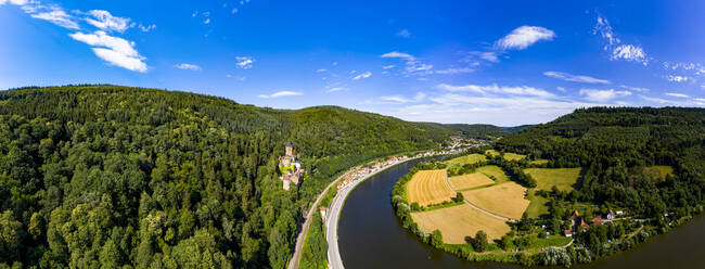 Luftaufnahme von Schloss Zwingenberg auf einem Berg am Neckar, Hessen, Deutschland - AMF07249