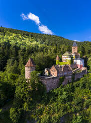 Schloss Zwingenberg inmitten von Bäumen vor blauem Himmel in der Stadt, Odenwald, Deutschland - AM07252