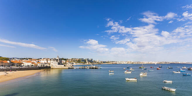 Fischerboote im Meer gegen den Himmel bei Cascais, Lissabon, Portugal - WD05357