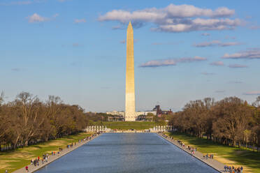 Blick auf den Reflecting Pool des Lincoln Memorial und das Washington Monument, Washington D.C., Vereinigte Staaten von Amerika, Nordamerika - RHPLF00010