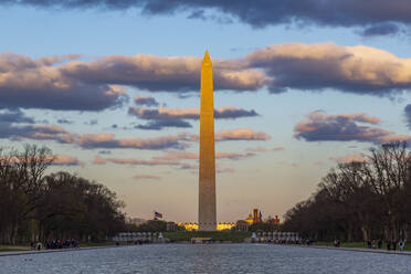 Blick auf den Reflecting Pool des Lincoln Memorial und das Washington Monument bei Sonnenuntergang, Washington D.C., Vereinigte Staaten von Amerika, Nordamerika - RHPLF00011