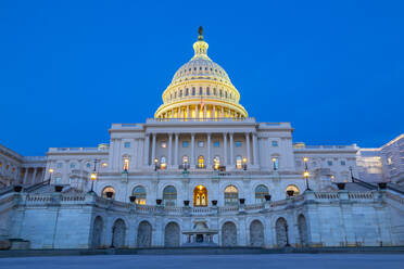 Blick auf das Kapitolgebäude der Vereinigten Staaten in der Abenddämmerung, Washington D.C., Vereinigte Staaten von Amerika, Nordamerika - RHPLF00023