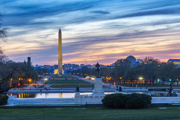 Blick auf das Washington Monument und die National Mall bei Sonnenuntergang, Washington D.C., Vereinigte Staaten von Amerika, Nordamerika - RHPLF00024