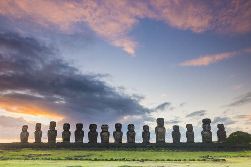 Moai-Köpfe der Osterinsel, Rapa Nui National Park, UNESCO Weltkulturerbe, Osterinsel, Chile, Südamerika - RHPLF00060