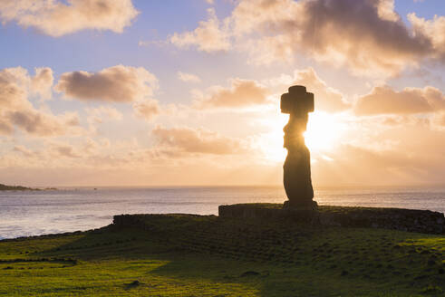 Moai-Köpfe der Osterinsel, Rapa Nui National Park, UNESCO Weltkulturerbe, Osterinsel, Chile, Südamerika - RHPLF00061