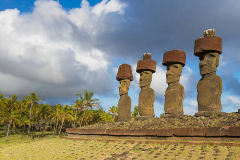 Moai-Köpfe der Osterinsel, Rapa Nui National Park, UNESCO Weltkulturerbe, Osterinsel, Chile, Südamerika - RHPLF00062