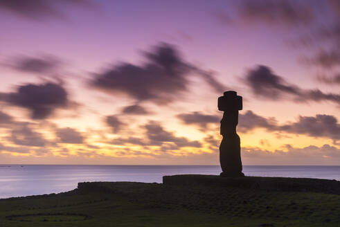Moai-Köpfe der Osterinsel, Rapa Nui National Park, UNESCO Weltkulturerbe, Osterinsel, Chile, Südamerika - RHPLF00063