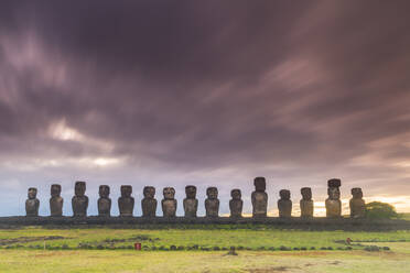 Moai-Köpfe der Osterinsel, Rapa Nui National Park, UNESCO Weltkulturerbe, Osterinsel, Chile, Südamerika - RHPLF00065