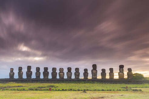Moai-Köpfe der Osterinsel, Rapa Nui National Park, UNESCO Weltkulturerbe, Osterinsel, Chile, Südamerika - RHPLF00065