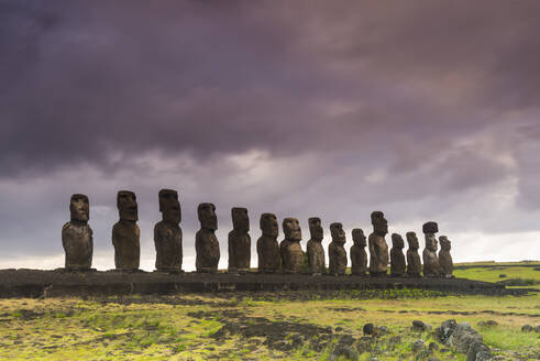 Moai-Köpfe der Osterinsel, Rapa Nui National Park, UNESCO Weltkulturerbe, Osterinsel, Chile, Südamerika - RHPLF00067