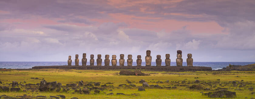 Moai-Köpfe der Osterinsel, Rapa Nui National Park, UNESCO Weltkulturerbe, Osterinsel, Chile, Südamerika - RHPLF00072