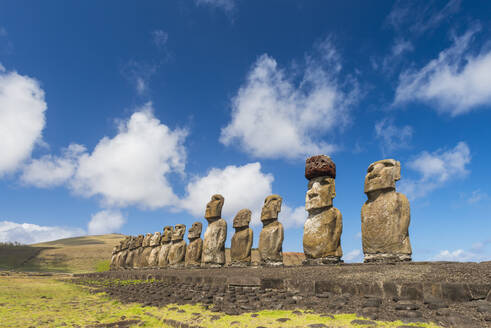 Moai-Köpfe der Osterinsel, Rapa Nui National Park, UNESCO Weltkulturerbe, Osterinsel, Chile, Südamerika - RHPLF00076