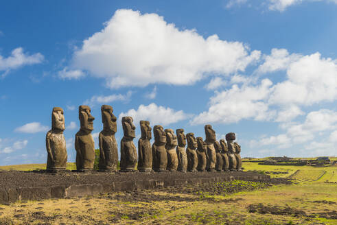 Moai-Köpfe der Osterinsel, Rapa Nui National Park, UNESCO Weltkulturerbe, Osterinsel, Chile, Südamerika - RHPLF00079