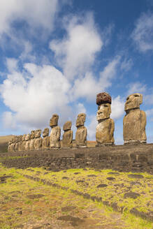 Moai-Köpfe der Osterinsel, Rapa Nui National Park, UNESCO Weltkulturerbe, Osterinsel, Chile, Südamerika - RHPLF00080