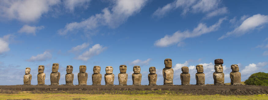 Moai-Köpfe der Osterinsel, Rapa Nui National Park, UNESCO Weltkulturerbe, Osterinsel, Chile, Südamerika - RHPLF00084