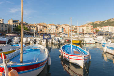 Boote im Hafen von Cassis, Bouches du Rhone, Provence, Provence-Alpes-Cote d'Azur, Französische Riviera, Frankreich, Mittelmeer, Europa - RHPLF00089