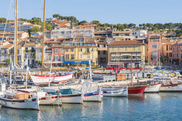 Boote im Hafen von Cassis, Bouches du Rhone, Provence, Provence-Alpes-Cote d'Azur, Französische Riviera, Frankreich, Mittelmeer, Europa - RHPLF00090