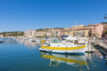 Boote im Hafen von Cassis, Bouches du Rhone, Provence, Provence-Alpes-Cote d'Azur, Französische Riviera, Frankreich, Mittelmeer, Europa - RHPLF00092