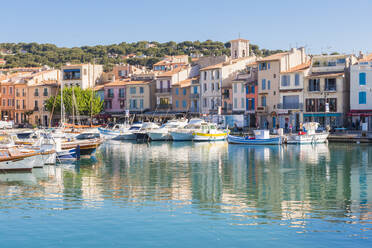 Boote im Hafen von Cassis, Bouches du Rhone, Provences, Provence-Alpes-Cote d'Azur, Côte d'Azur, Frankreich, Mittelmeer, Europa - RHPLF00095