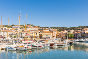 Boote im Hafen von Cassis, Bouches du Rhone, Provence, Provence-Alpes-Cote d'Azur, Französische Riviera, Frankreich, Mittelmeer, Europa - RHPLF00096