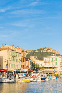 Boote im Hafen von Cassis, Bouches du Rhone, Provence, Provence-Alpes-Cote d'Azur, Französische Riviera, Frankreich, Mittelmeer, Europa - RHPLF00100