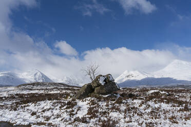 Schneebedeckter Black Mount und Rannoch Moor, Argyll und Bute, Schottland, Vereinigtes Königreich, Europa - RHPLF00125