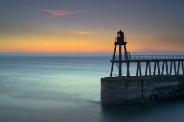 Tagesanbruch über Whitby East Pier und Leuchtturm, North Yorkshire, England, Vereinigtes Königreich, Europa - RHPLF00126