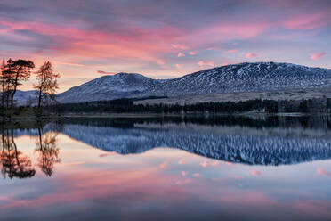 Winterlicher Sonnenuntergang über The Black Mount und Loch Tulla, Argyll und Bute, Schottland, Vereinigtes Königreich, Europa - RHPLF00127