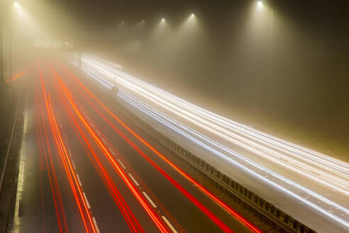 Verkehrsampel auf der Autobahn bei Nacht, M8, Schottland, Vereinigtes Königreich, Europa - RHPLF00133