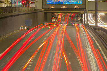 Stadtzentrum M8 Autobahnverkehr bei Nacht, Glasgow, Schottland, Vereinigtes Königreich, Europa - RHPLF00135