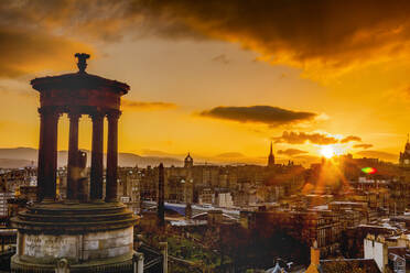 Edinburgh Sonnenuntergang Blick von Calton Hill, Dugald Stewart Monument, Edinburgh, Schottland, Vereinigtes Königreich, Europa - RHPLF00137