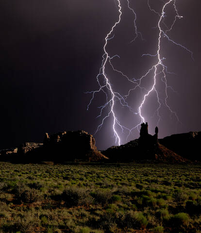 Kompositfoto des Blitzeinschlags im Valley of the Gods in Utah, Vereinigte Staaten von Amerika, Nordamerika, lizenzfreies Stockfoto