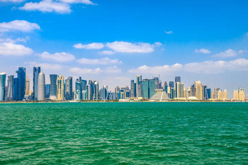 Banner-Panorama des Stadtbilds von Doha, Skyline der West Bay in der Doha Bay, Doha, Katar, Naher Osten - RHPLF00177