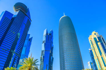 Niedriger Blickwinkel auf den Woqod Tower und die Alfardan Towers in der West Bay, moderne verglaste Wolkenkratzer in der Innenstadt von Doha, Katar, Naher Osten - RHPLF00180