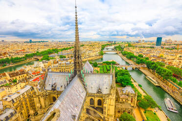 Detail der Turmspitze der Kathedrale Notre Dame (Unsere Liebe Frau von Paris) mit Statuen und der Skyline der Stadt, Paris, Frankreich, Europa - RHPLF00184