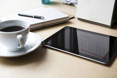 Tablet-Computer auf dem Tisch mit Buch und Kaffee - BLEF13742