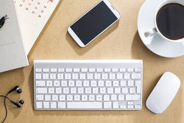 Kabellose Tastatur, Maus und Mobiltelefon auf dem Tisch - BLEF13745