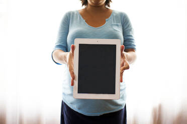 Schwangere hispanische Frau mit Tablet-Computer - BLEF13769