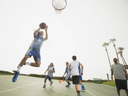 Basketballmannschaft beim Üben - BLEF13788