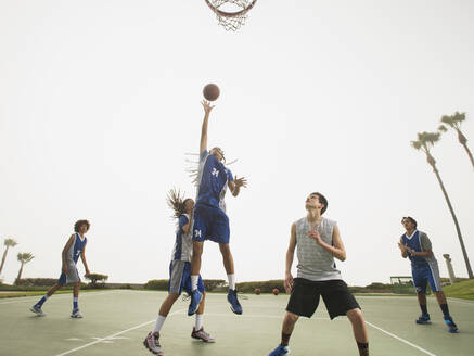 Basketballmannschaften auf dem Spielfeld - BLEF13789