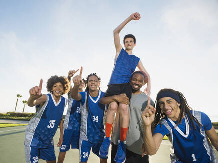 Basketballteam jubelt auf dem Platz - BLEF13800