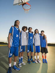 Basketball team posing on court - BLEF13806