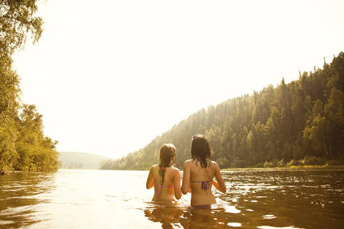 Zusammenstehende Mädchen im See - BLEF13816