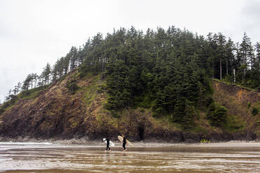 Surfer tragen Surfbretter am Strand - BLEF13832